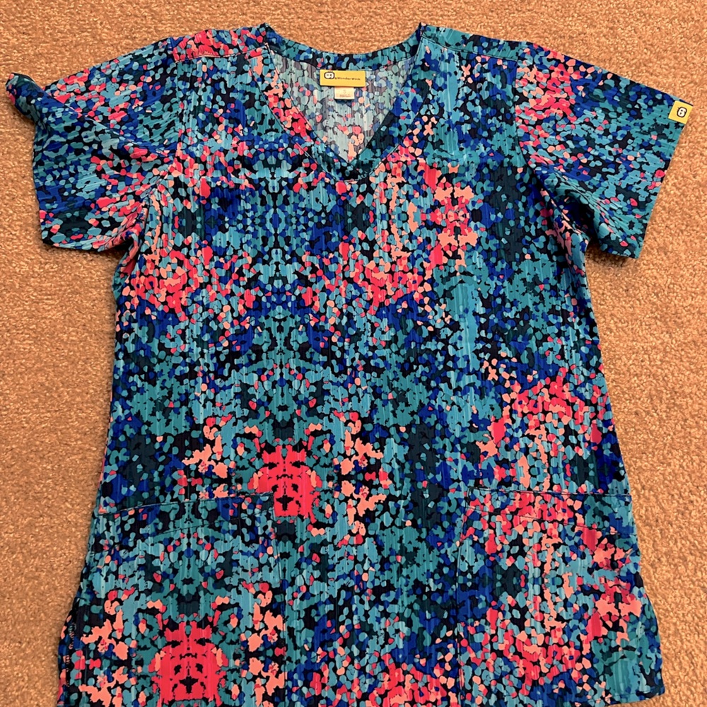 NWOT Wounder Wink scrub top.